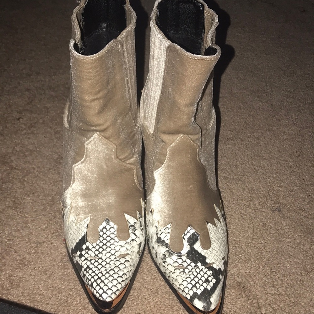 Cape robin velvet cowboy boots